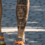 Тату со львом в короне и крест на ноге парня – Уличная татуировка (Street tattoo) № 04 – 12.06.2020 для tatufoto.com 3