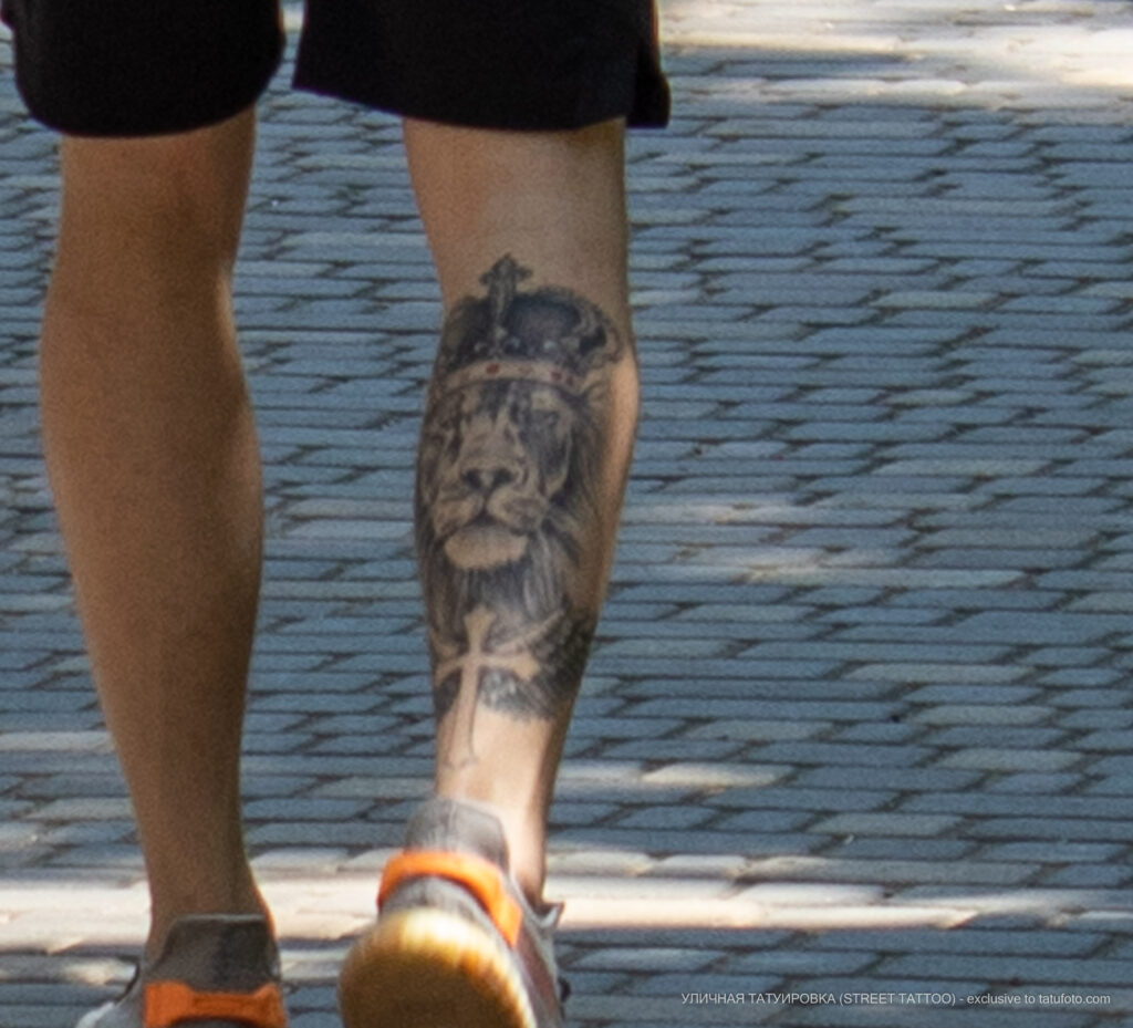 Тату со львом в короне и крест на ноге парня – Уличная татуировка (Street tattoo) № 04 – 12.06.2020 для tatufoto.com 4