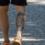 Тату со львом в короне и крест на ноге парня – Уличная татуировка (Street tattoo) № 04 – 12.06.2020 для tatufoto.com 4