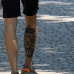 Тату со львом в короне и крест на ноге парня – Уличная татуировка (Street tattoo) № 04 – 12.06.2020 для tatufoto.com 5