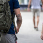 Тату со светлой паутиной на локте парня – Уличная татуировка (Street tattoo) № 05 – 15.06.2020 для tatufoto.com 2