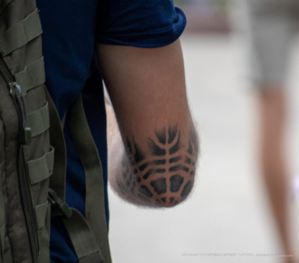 Тату со светлой паутиной на локте парня – Уличная татуировка (Street tattoo) № 05 – 15.06.2020 для tatufoto.com 4