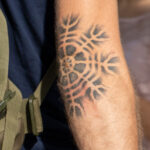 Тату со светлой паутиной на локте парня – Уличная татуировка (Street tattoo) № 05 – 15.06.2020 для tatufoto.com 5