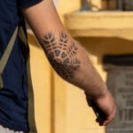 Тату со светлой паутиной на локте парня – Уличная татуировка (Street tattoo) № 05 – 15.06.2020 для tatufoto.com 6