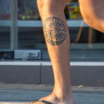 Тату солнце в тиле маори на ноге парня – Уличная татуировка (street tattoo) № 06 – 18.06.2020 – tatufoto.com 1
