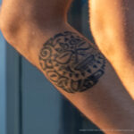 Тату солнце в тиле маори на ноге парня – Уличная татуировка (street tattoo) № 06 – 18.06.2020 – tatufoto.com 2