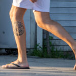 Тату солнце в тиле маори на ноге парня – Уличная татуировка (street tattoo) № 06 – 18.06.2020 – tatufoto.com 3