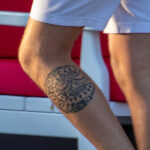 Тату солнце в тиле маори на ноге парня – Уличная татуировка (street tattoo) № 06 – 18.06.2020 – tatufoto.com 4