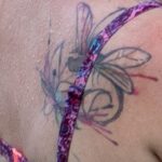 Тату стрекоза на правой лопатке девушки - street tattoo № 07 – 24.06.2020 – tatufoto.com 2