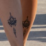 Тату уналоме и лотос на ноге девушки - street tattoo № 07 – 24.06.2020 – tatufoto.com 5