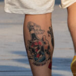Татуировка маяк в бутылке на ноге парня – Уличная татуировка (street tattoo) № 06 – 18.06.2020 – tatufoto.com 4