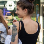 Татуировка с красивым портретом на левом плече девушки – Уличная татуировка (Street tattoo) № 05 – 15.06.2020 для tatufoto.com 2