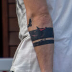 Татуировка с птицами и линиями браслетом на руке парня – Уличная татуировка (street tattoo) № 06 – 18.06.2020 – tatufoto.com 2