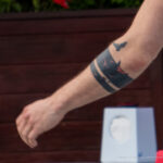Татуировка с птицами и линиями браслетом на руке парня – Уличная татуировка (street tattoo) № 06 – 18.06.2020 – tatufoto.com 3