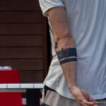 Татуировка с птицами и линиями браслетом на руке парня – Уличная татуировка (street tattoo) № 06 – 18.06.2020 – tatufoto.com 4