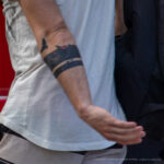 Татуировка с птицами и линиями браслетом на руке парня – Уличная татуировка (street tattoo) № 06 – 18.06.2020 – tatufoto.com 7