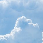 Фотография голубого неба с белыми облаками, создающими ощущение спокойствия и безмятежности. Отличный вариант для вдохновения на татуировки.