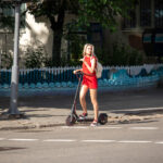 Фото девушки в красном которая стоит на светофоре на самокате Уличная татуировка (street tattoo) № 06 – 18.06.2020 – tatufoto.com 1