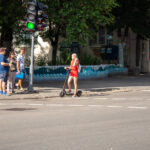 Фото девушки в красном которая стоит на светофоре на самокате Уличная татуировка (street tattoo) № 06 – 18.06.2020 – tatufoto.com 2