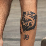 Фото неудачной тату с волком и цифрой 09 на ноге парня - Уличная татуировка (street tattoo) № 06 – 18.06.2020 – tatufoto.com 2