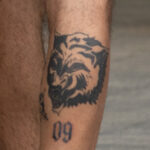 Фото неудачной тату с волком и цифрой 09 на ноге парня - Уличная татуировка (street tattoo) № 06 – 18.06.2020 – tatufoto.com 4