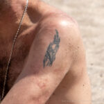 Фото неудачной тату с узором на плече мужчины – Уличная татуировка (Street tattoo) № 04 – 12.06.2020 для tatufoto.com 3