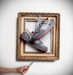 Фотография кроссовок Nike Dunk Pigeon, словно картина в золотой раме. Идеально для вдохновения и создания эскизов тату, сочетающих искусство и уличную культуру.