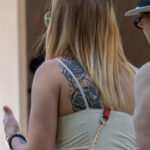 Фото тату на левой лопатке девушки с цветами и узором – Уличная татуировка (Street tattoo) № 04 – 12.06.2020 для tatufoto.com 1