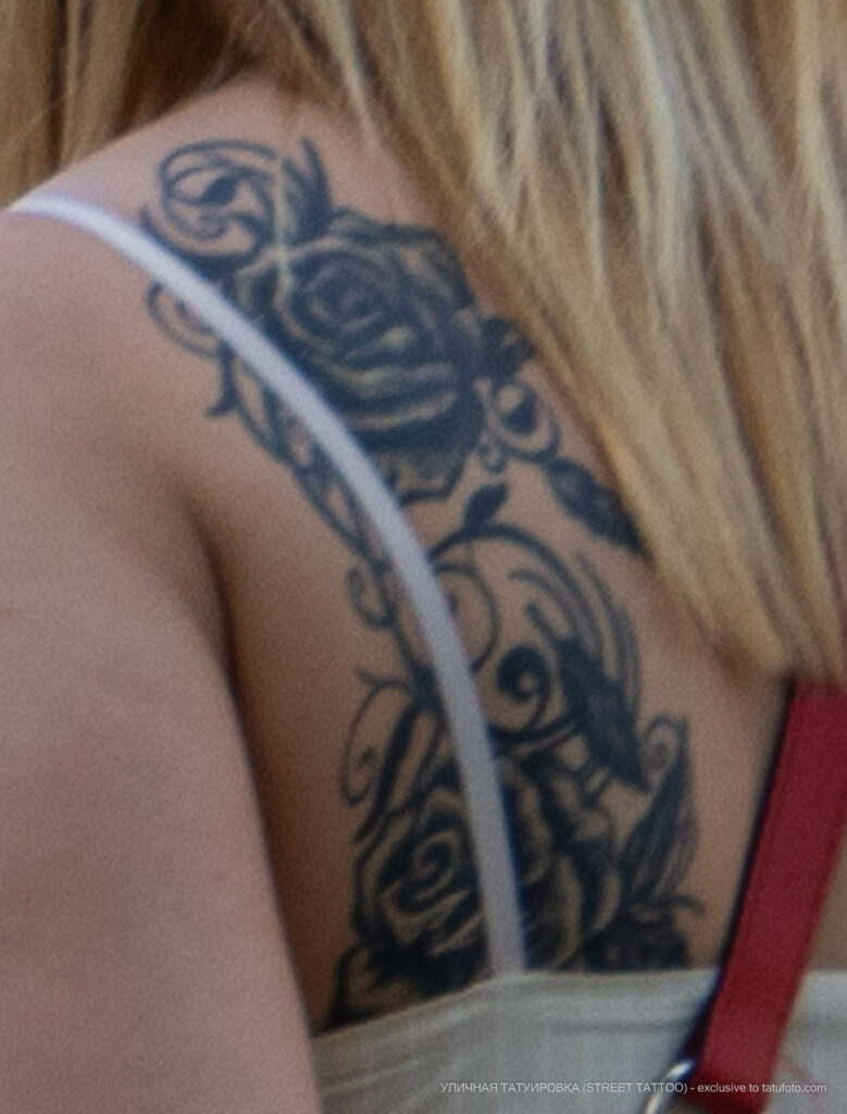 Фото тату на левой лопатке девушки с цветами и узором – Уличная татуировка (Street tattoo) № 04 – 12.06.2020 для tatufoto.com 3