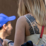 Фото тату на левой лопатке девушки с цветами и узором – Уличная татуировка (Street tattoo) № 04 – 12.06.2020 для tatufoto.com 4