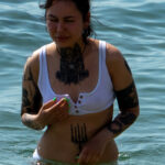 Фото тату на теле девушки в белом купальнике – Уличная татуировка (Street tattoo) № 04 – 12.06.2020 для tatufoto.com 2