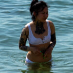 Фото тату на теле девушки в белом купальнике – Уличная татуировка (Street tattoo) № 04 – 12.06.2020 для tatufoto.com 3