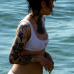 Фото тату на теле девушки в белом купальнике – Уличная татуировка (Street tattoo) № 04 – 12.06.2020 для tatufoto.com 4