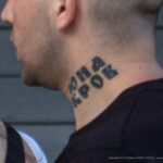 Фото тату на шее мужчины с надписью ЮНА КРОВ – Уличная татуировка (street tattoo) № 06 – 18.06.2020 – tatufoto.com 1