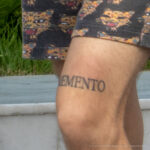 Фото тату надпись MEMENTO выше колена на ноге парня - Уличная татуировка (street tattoo) № 06 – 18.06.2020 – tatufoto.com 1