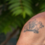 Фото тату с гербом на плече мужчины - Уличная татуировка (street tattoo) № 06 – 18.06.2020 – tatufoto.com 5