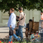 Фото тату на руке мужчины: набор олдскульных татуировок, включающий сердце, розу, череп и надписи, выполненные в ярких цветах.