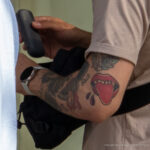 Фото тату с губами и надписью век живи век учись – Уличная татуировка (Street tattoo) № 05 – 15.06.2020 для tatufoto.com 2