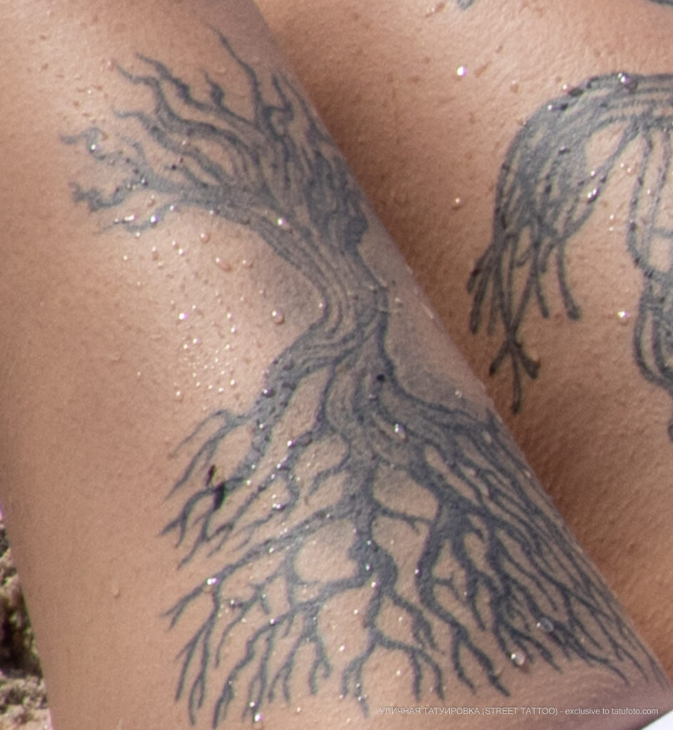 Фото тату с деревом на левой ноге девушки – Уличная татуировка (Street tattoo) № 04 – 12.06.2020 для tatufoto.com