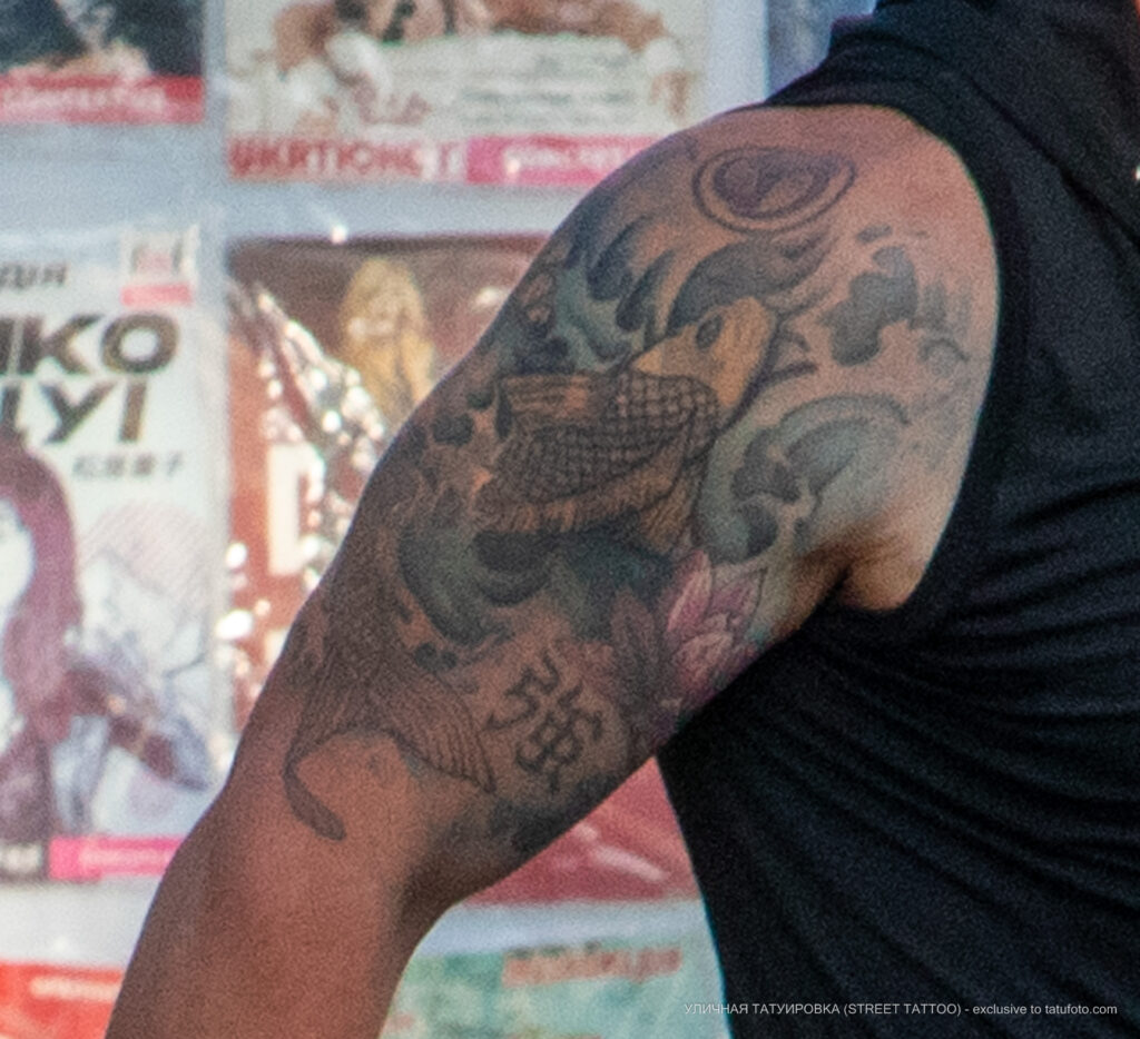 Фото тату с карпом в воде на плече мужчины – Уличная татуировка (street tattoo) № 06 – 18.06.2020 – tatufoto.com 10