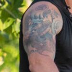 Фото тату с карпом в воде на плече мужчины – Уличная татуировка (street tattoo) № 06 – 18.06.2020 – tatufoto.com 3
