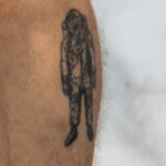 Фото тату с космонавтом на ноге парня - Уличная татуировка (street tattoo) № 06 – 18.06.2020 – tatufoto.com 1