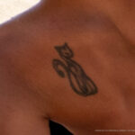 Фото тату с кошкой на левой лопатке девушки – Уличная татуировка (Street tattoo) № 04 – 12.06.2020 для tatufoto.com 2