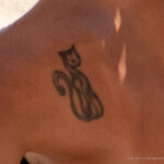 Фото тату с кошкой на левой лопатке девушки – Уличная татуировка (Street tattoo) № 04 – 12.06.2020 для tatufoto.com 4