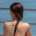 Фото тату с крестом в середине спины девушки – Уличная татуировка (Street tattoo) № 04 – 12.06.2020 для tatufoto.com 2