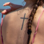 Фото тату с крестом в середине спины девушки – Уличная татуировка (Street tattoo) № 04 – 12.06.2020 для tatufoto.com 3