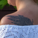 Фото тату с крыльями на спине девушки – Уличная татуировка (street tattoo) № 06 – 18.06.2020 – tatufoto.com 4