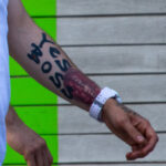 Фото тату с надписью YES BOSS и красными губами девушки - Уличная татуировка (street tattoo) № 06 – 18.06.2020 – tatufoto.com 1