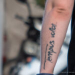 Фото тату с надписью tempus volat – время летит на руке парня - Уличная татуировка (street tattoo) № 06 – 18.06.2020 – tatufoto.com 4