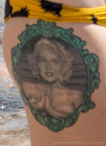 Фото тату с портретом Мерлин Монро в круглой рамке – Уличная татуировка (Street tattoo) № 04 – 12.06.2020 для tatufoto.com 3